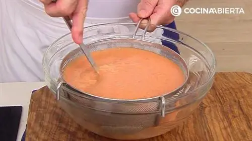 Процеживаем гаспачо, чтобы избежать кусочков Процеживаем гаспачо, чтобы избежать кусочков