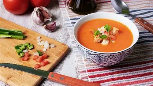 Подача андалузского гаспачо с его украшением Подача андалузского гаспачо с его украшением