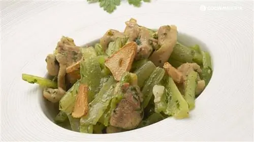 Жареный огуречник и курица Жареный огуречник и курица