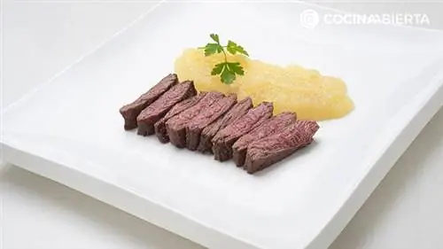 Антрекула из говядины с яблочным пюре
