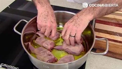 Перепелка с картофелем и маринованным луком-шалотом