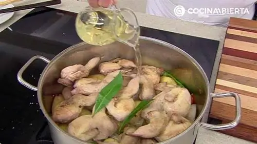 Перепелка с картофелем и маринованным луком-шалотом