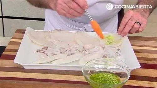 Каракатицы на гриле с чесноком и петрушкой