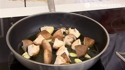 Чесночные грибы шитаке с кремом из лука-порея и ростков, вкусный рецепт от Карлоса Аргиньяно - шаг 3 Чесночные грибы шитаке с кремом из лука-порея и ростков, вкусный рецепт от Карлоса Аргиньяно - шаг 3