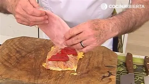 Куриные бедра, фаршированные ветчиной и перцем (с рукколой): рецепт самой сочной запеканки от Карлоса Аргиньяно - шаг 2 Куриные бедра, фаршированные ветчиной и перцем (с рукколой): рецепт самой сочной запеканки от Карлоса Аргиньяно - шаг 2