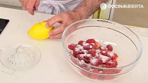 Крамбл из красных фруктов (клубника и малина), самый простой рецепт от Карлоса Аргиньяно - шаг 1