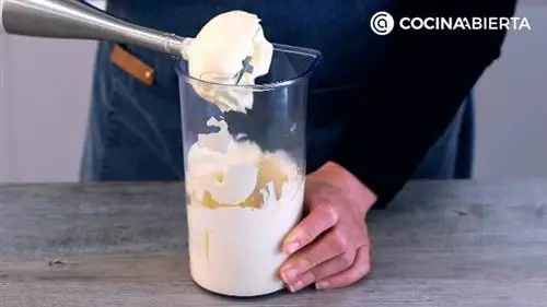 Шаг 1 рецепта Куриный салат с майонезом из авокадо