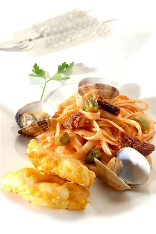 Паста с моллюсками и медальонами из морского черта Паста с моллюсками и медальонами из морского черта