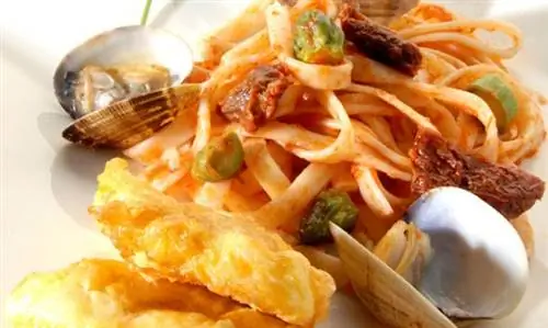 Паста с моллюсками и медальонами из морского черта