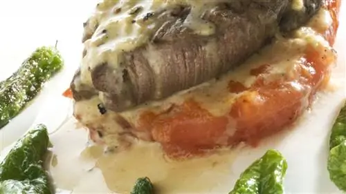 Перечный стейк из вырезки с помидорами и перцем