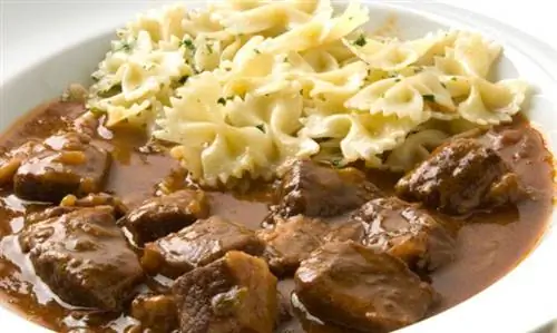 Гуляш с макаронами