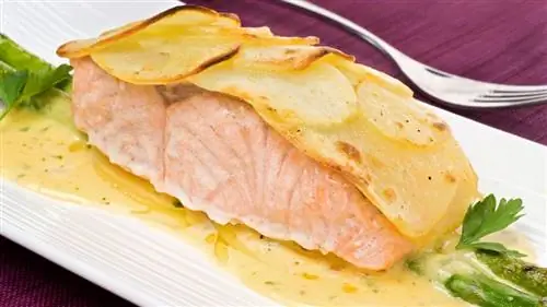 Лосось в картофельной корочке с соусом Беарнез