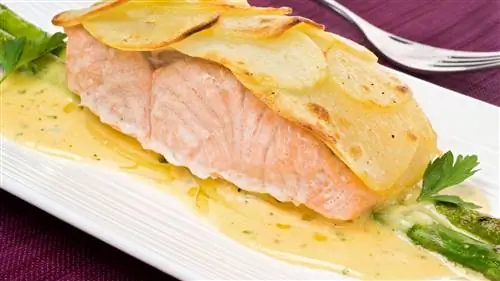 Лосось в картофельной панировке с соусом Беарнез