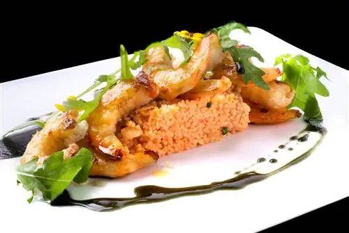 Красный кускус с креветками и хлорофиллом (Африка)