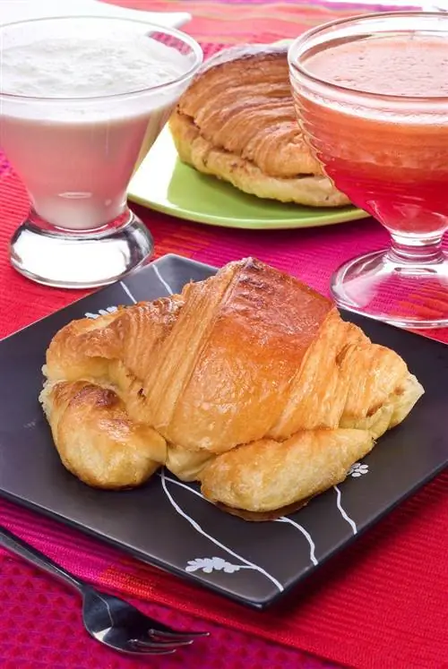 Жареный круассан с джемом, молочным коктейлем и орчатой от Евы Аргиньяно Жареный круассан с джемом, молочным коктейлем и орчатой от Евы Аргиньяно