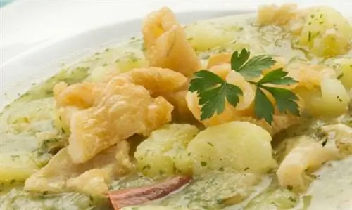 Картофель, тушеный в зеленом соусе с рубцом трески