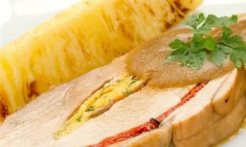 Ветчина с луковым соусом и ананасом на гриле