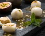 Нуга шарики с соусом из маракуйи Нуга шарики с соусом из маракуйи