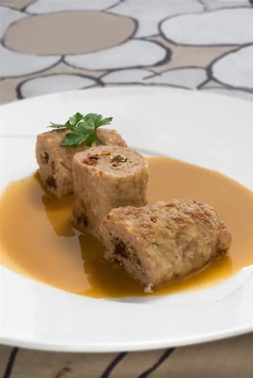 Мясные рулетики с испанским соусом