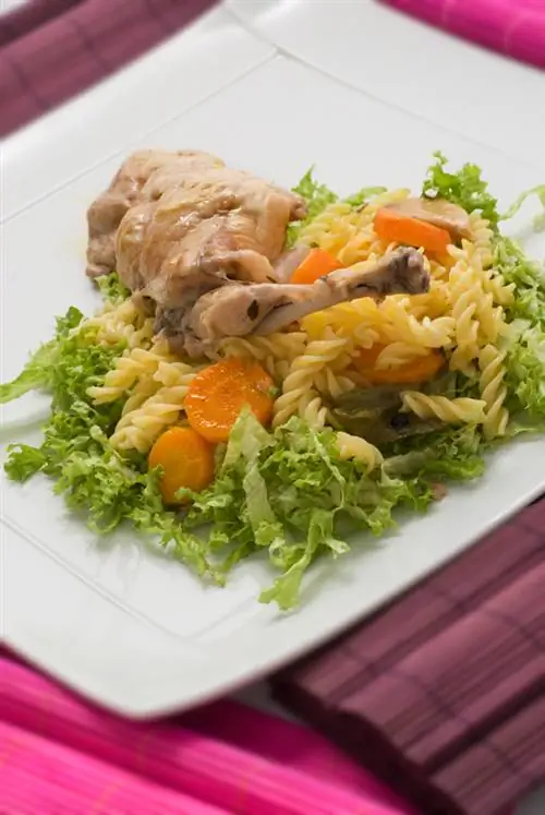 Маринованный кролик с салатом из макарон