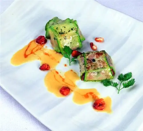Кабачки, фаршированные мясом, грибами и фисташками с хрустящим кукурузным соусом Кабачки, фаршированные мясом, грибами и фисташками с хрустящим кукурузным соусом