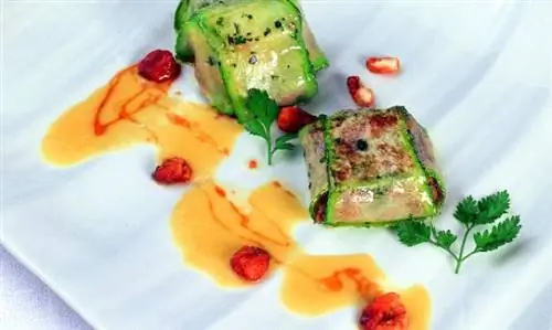 Кабачки, фаршированные мясом, грибами и фисташками с хрустящим кукурузным соусом