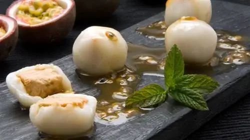 Нуга шарики с соусом из маракуйи
