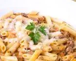 Макароны с соусом рагу и сыром