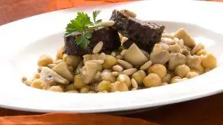 Нут с грибами, кровяной колбасой и кедровыми орешками Нут с грибами, кровяной колбасой и кедровыми орешками