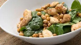 Салат из шпината, курицы и жареного нута Салат из шпината, курицы и жареного нута