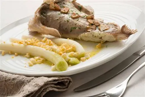 Запеченный морской черт с отварным луком-пореем Запеченный морской черт с отварным луком-пореем