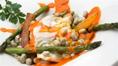 Яичница с картофелем, зеленой спаржей и бобами