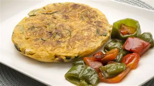 Картофельный омлет, цукини и чоризо с перцем Картофельный омлет, цукини и чоризо с перцем