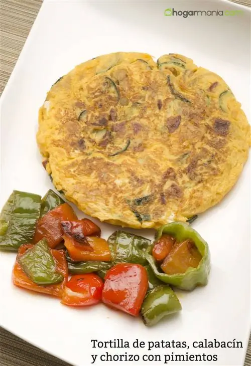 Картофельный омлет, цукини и чоризо с перцем Картофельный омлет, цукини и чоризо с перцем