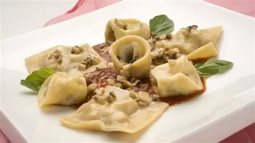 Свежая паста с пряным томатным соусом и тушеными грибами
