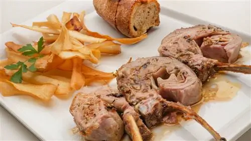 Жаркое из баранины с жареной юккой и чесночным хлебом