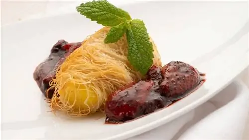 Катаифи с ананасом и клубничным соусом