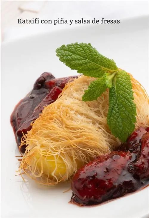 катаифи с ананасом и клубничным соусом