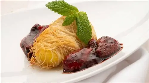 Катаифи с ананасно-клубничным соусом