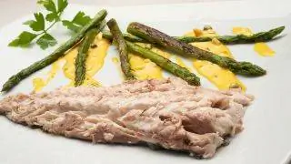 Соленая скумбрия с зеленой спаржей и соусом тар-тар
