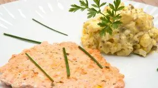 Бургер из лосося с картофельным салатом и соусом тар-тар
