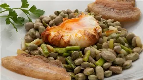 Бобы со свежим чесноком, щеками и цветочным яйцом