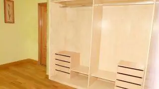 Собираем внутреннюю часть встроенного деревянного шкафа Собираем внутреннюю часть встроенного деревянного шкафа