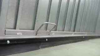 Утеплите ворота гаража, чтобы предотвратить попадание листьев и холода Утеплите ворота гаража, чтобы предотвратить попадание листьев и холода