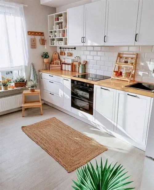 Белая кухня с деревянным полом