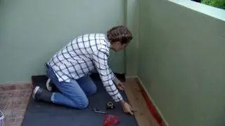 Как покрыть кафельный пол водостойкими рейками - Шаг 2