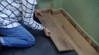 Как покрыть кафельный пол водостойкими рейками - Шаг 5
