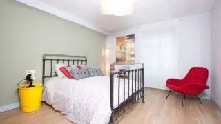 Украсить светлую спальню