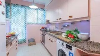 Оформление кухни в розовом цвете без работ