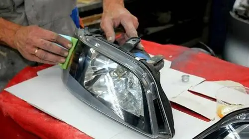 Как отполировать и покрыть лаком фары автомобиля Как отполировать и покрыть лаком фары автомобиля